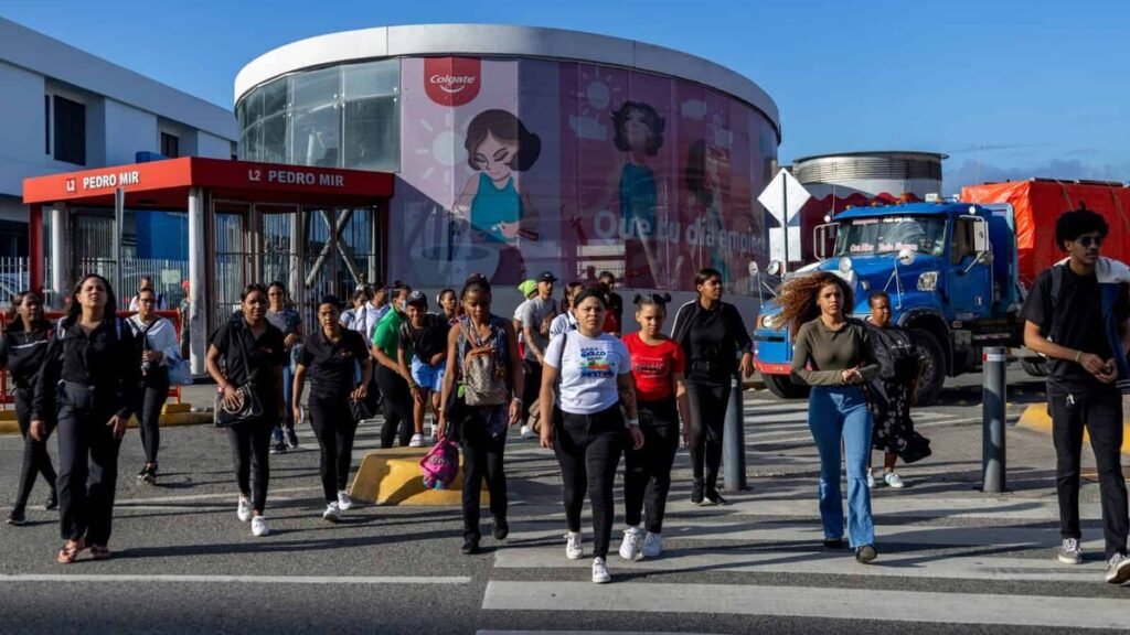 Ocho de cada 10 puestos de trabajo se crearon en la informalidad Ocho de cada 10 puestos de trabajo se crearon en la informalidad