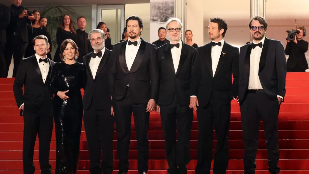 Scarlett Johansson no contesta el teléfono durante la ovación de Cannes por ‘Paper Tiger’ Scarlett Johansson no contesta el teléfono durante la ovación de Cannes por 'Paper Tiger'