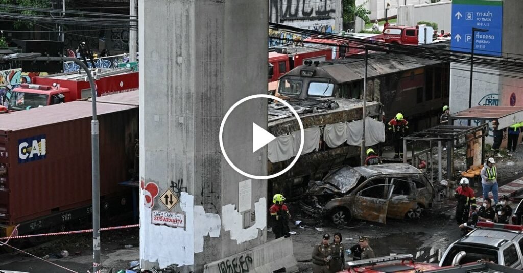 Tren se estrella contra el tráfico de Bangkok, matando al menos a 8 personas