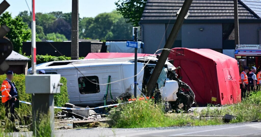 Un tren choca contra un minibús escolar en Bélgica, con informes no confirmados de víctimas mortales Un tren choca contra un minibús escolar en Bélgica, con informes no confirmados de víctimas mortales