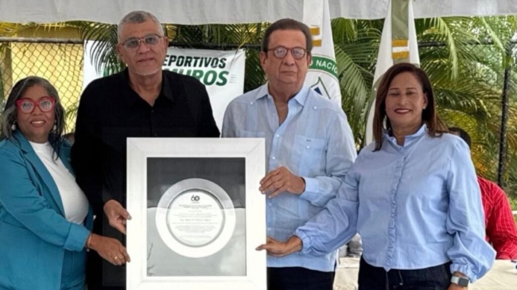 Rafael Villalona, recibe del rector Miguel Fiallo, figuran Aquilina Figueroa y Adrián Teonilda M. De Óleo