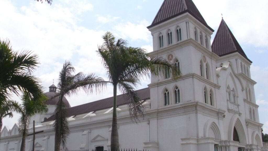 Urgen detener la ola de violencia e inseguridad La Catedral de Santiago Apostol, en Santiago de los Caballeros, un símbolo de la Iglesia católica en esa ciudad.