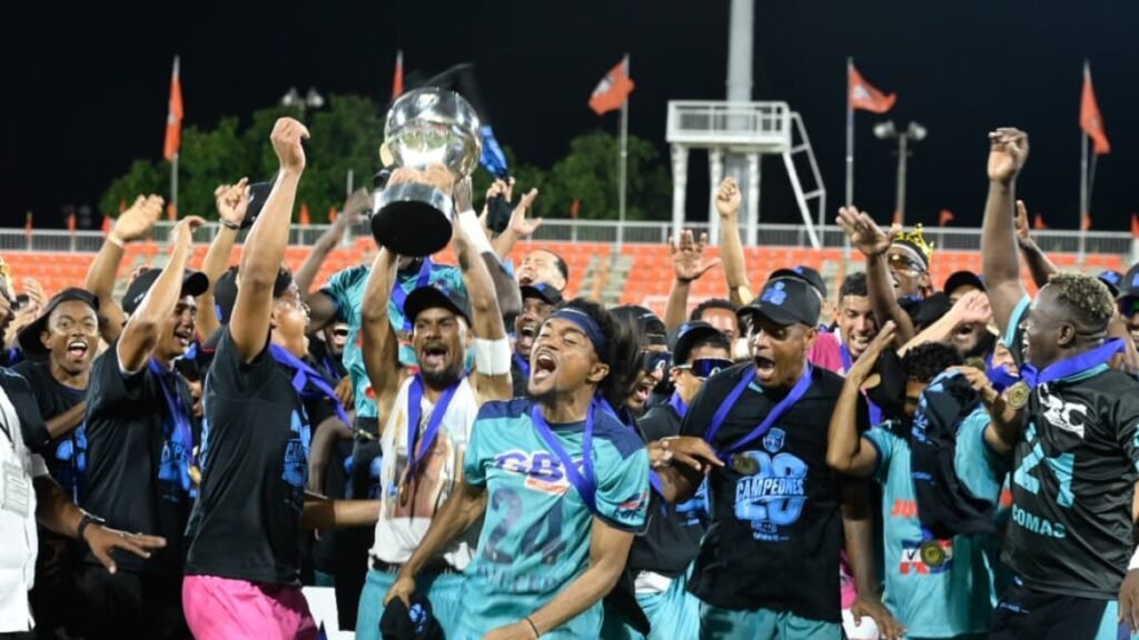 Escuadra de Salcedo al recibir la Copa Banreservas que lo acredita campeón de la LDF.