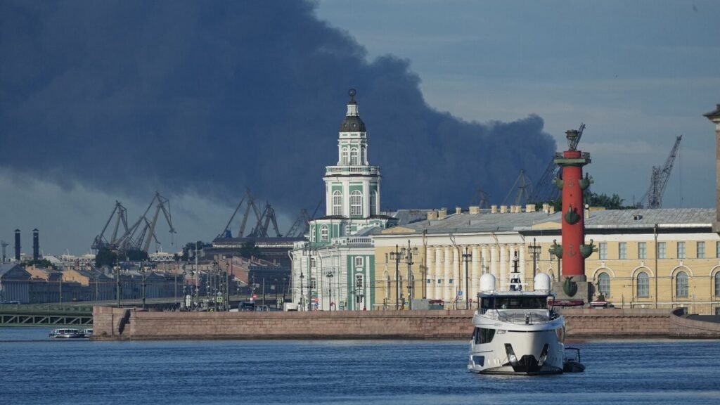 Drones ucranianos atacan una terminal petrolera de San Petersburgo antes de la visita de Putin: NPR