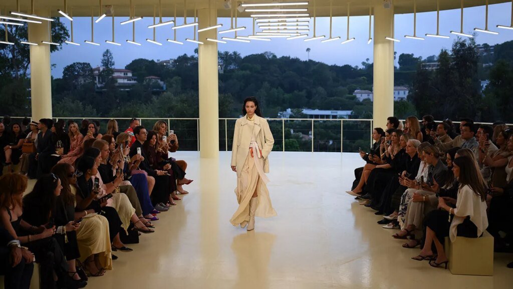 El desfile de Hermès Otoño 2026 en Hollywood atrae a Miley Cyrus y Natasha Lyonne A model walks the runway during The Second Chapter of Hermes Women's Ready-to-Wear Fall-Winter 2026 fashion show at Hotel Bel-Air in Los Angeles on June 4, 2026.