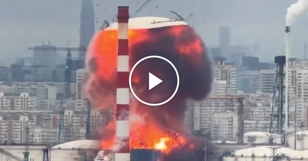Un petrolero en Moscú explota lo más probable es que sea un misil ruso, según muestra un video