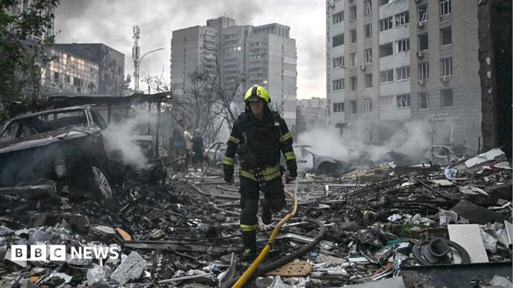 Al menos 10 muertos en el segundo ataque ruso a Kiev en una semana Sarah Rainsford in a brown shirt with short sleeves in front of rubble in Kyiv