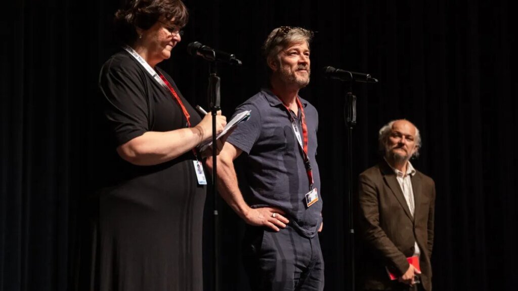 Barry Ward sobre ‘Everybody Digs Bill Evans’, la serie de Netflix ‘Grown Ups’ Barry Ward (center) at Karlovy Vary 2026