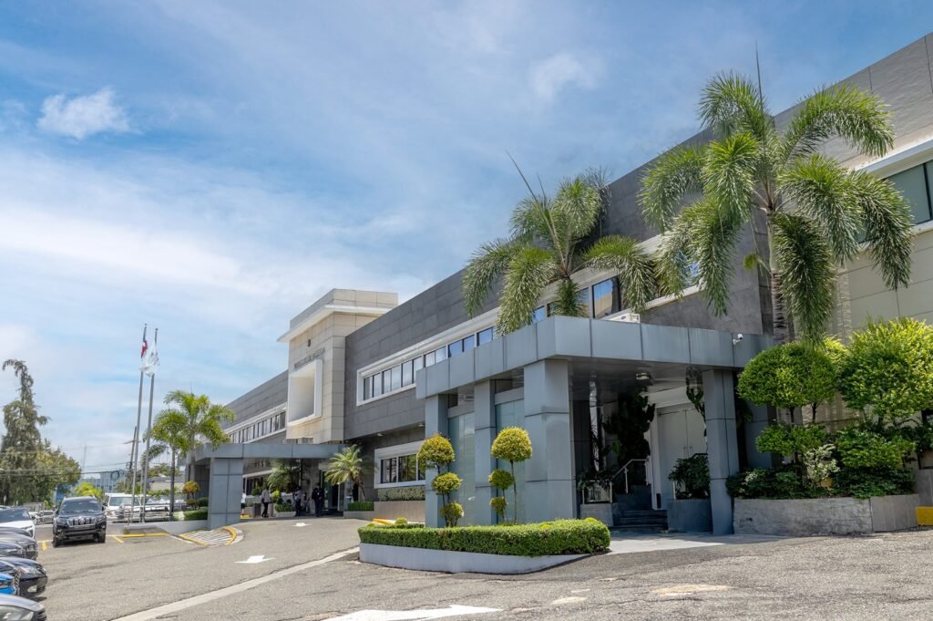 Calificadoras de riesgo y banca internacional coinciden en destacar la fortaleza de la economía dominicana Calificadoras de riesgo y banca internacional coinciden en destacar la fortaleza de la economía dominicana