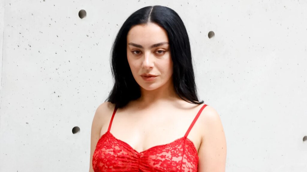 Charli XCX presenta la lista de canciones del álbum ‘Música, moda y cine’ Charli XCX presenta la lista de canciones del álbum 'Música, moda y cine'