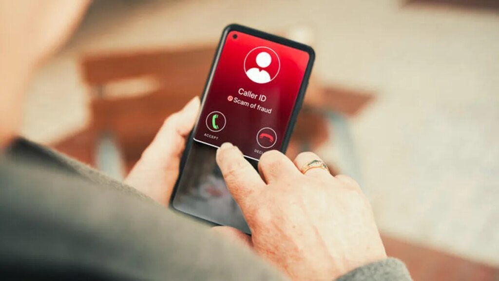 Cuidado con los usuarios de iPhone: los estafadores utilizan FaceTime para robar información bancaria woman holding phone with incoming spam call