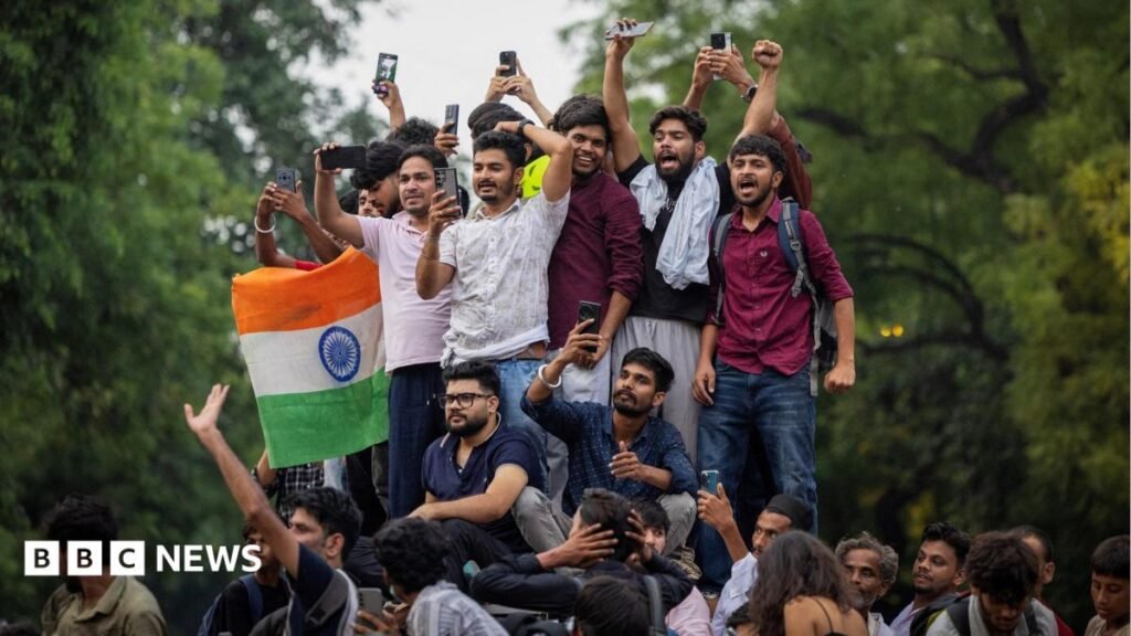 Dharmendra Pradhan, CJP: La protesta contra las «cucarachas» en India se cancela después de la dimisión del ministro de Educación Abhijeet Dipke, head of the Cockroach Janta Party (CJP), celebrates with supporters who stand on an elevated platform holding their hands up in triumph