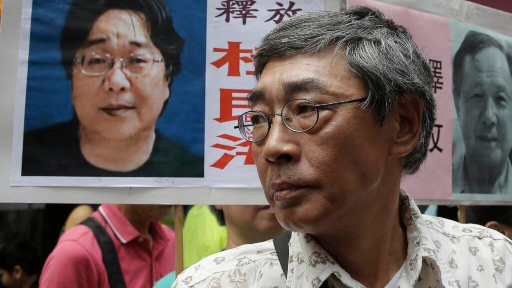 El ex librero de Hong Kong Lam Wing-kee, detenido por China en 2015, muere en Taiwán a los 70 años: NPR