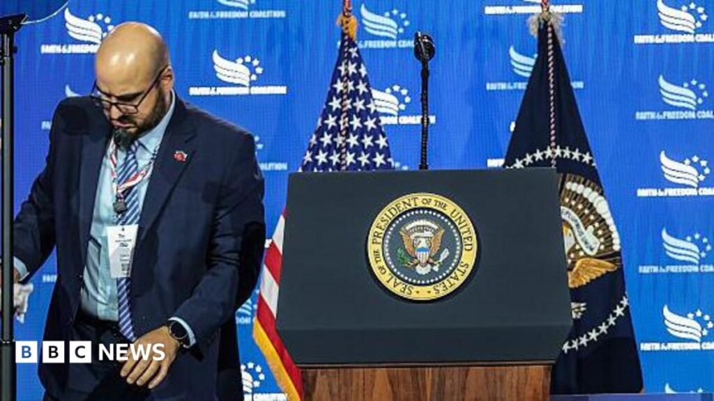 Operador de teleprompter de la Casa Blanca acusado de ganar 100.000 dólares con apuestas sobre discursos de Trump Plumes of smoke at the top of a hill.