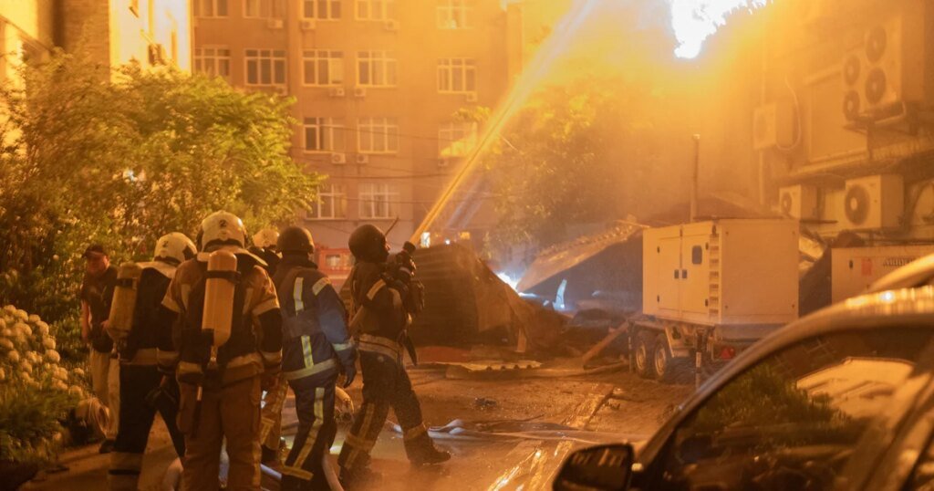 Rusia desata el mayor ataque hasta el momento en Kiev, matando al menos a 21 personas, dicen las autoridades Rusia desata el mayor ataque hasta el momento en Kiev, matando al menos a 21 personas, dicen las autoridades