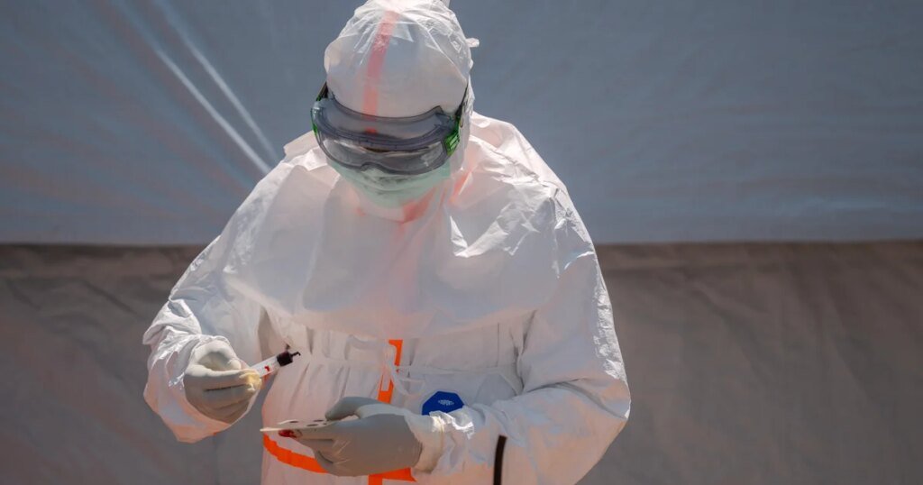 Un ciudadano estadounidense que trabaja para una organización humanitaria en el Congo da positivo por ébola, dicen los CDC