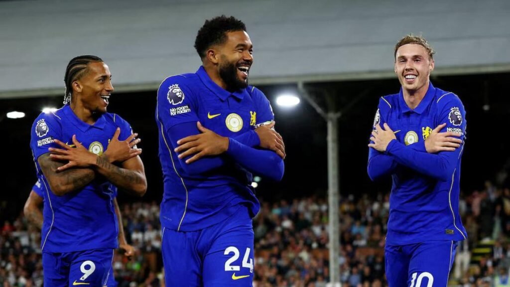 Chelsea inicia la era Alonso con emocionante victoria por 3-2 ante el Fulham Cole Palmer celebra el tercer gol con Joao Pedro y Reece James.