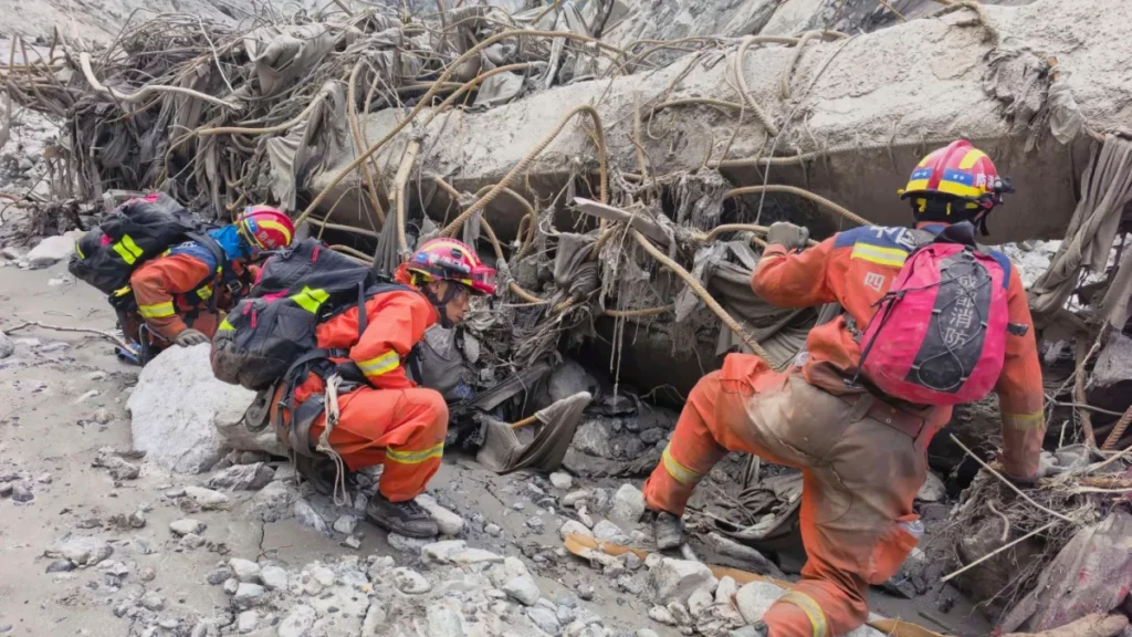 Rescatan con vida a niña de seis años tras casi 60 horas bajo escombros en Nepal Rescatistas en Nepal