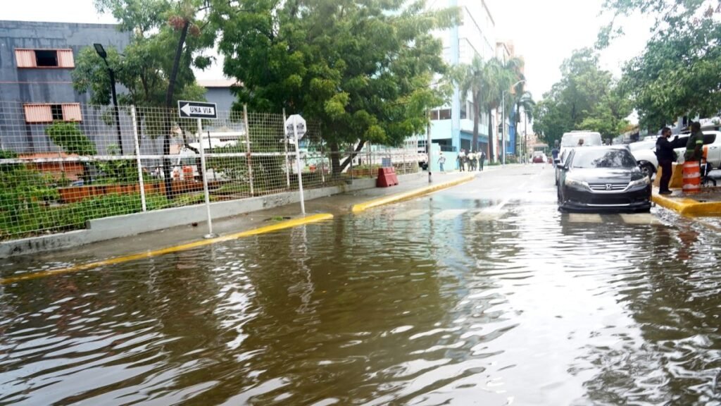 Una de las calles inundadas en el Distrito Nacional por las intensas lluvias.