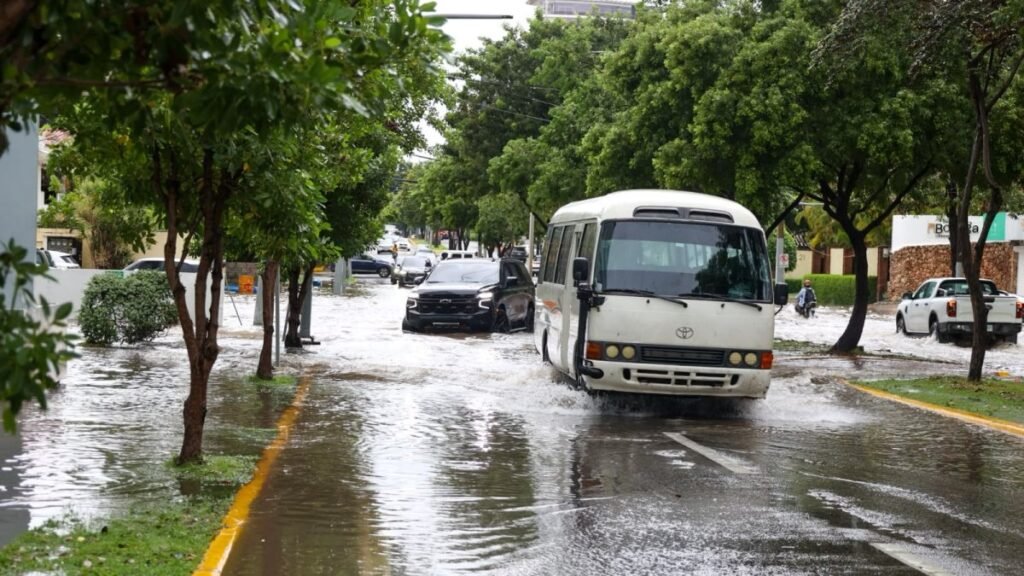 Calles convertidas en ríos: así está el Distrito Nacional