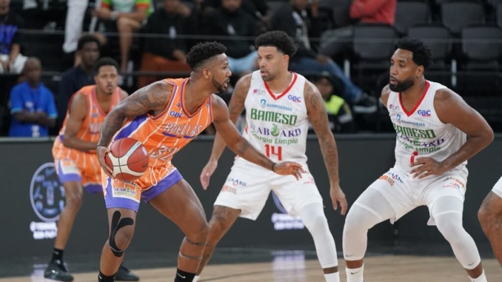 Club Huellas del Siglo se impone al Bameso 87 puntos por 83 Yeison Colomé el rey de la ofensiva del club Huellas del Siglo, en grestión ofensiva frente a James Faldeine y Juan Guerrero del club San Carlos, en el encuentro de este domingo en la que salió por la puerta grande la escuadra de Cristo Rey en el Torneo de Baloncesto superior del Distrito Nacional en partido celebrado en la Arena Banreservas profesor Virgilio Travieso Soto