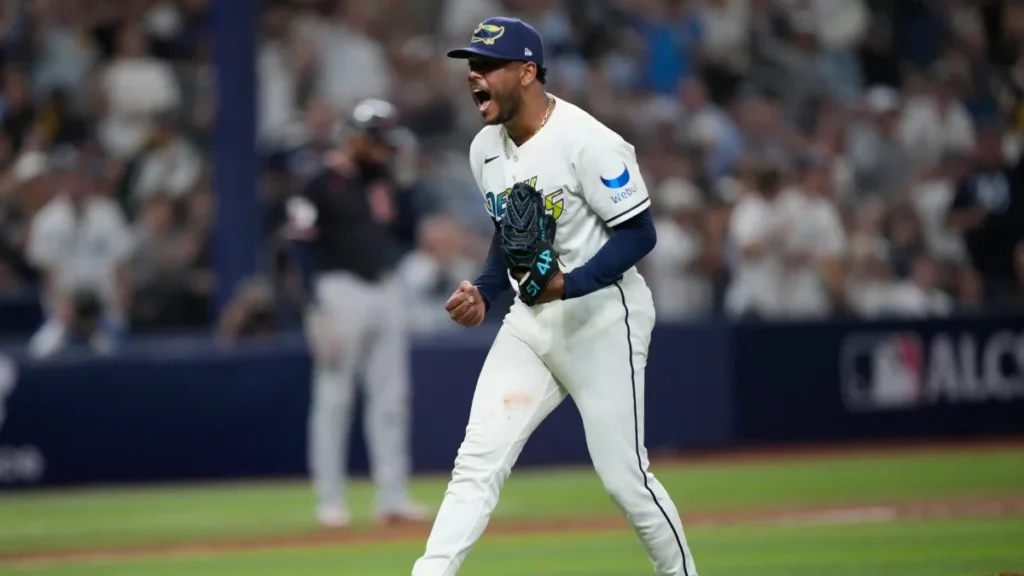 Freddy Peralta muestra su euforia durante el partido