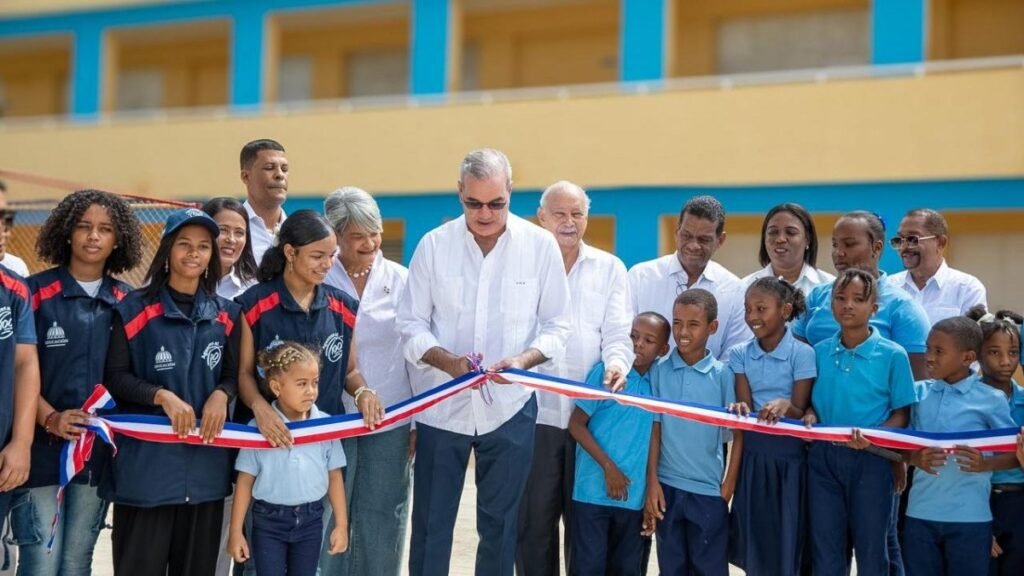 El presidente Luis Abinader corta la cinta de inauguración del plantel escolar en San Pedro de Macorís.