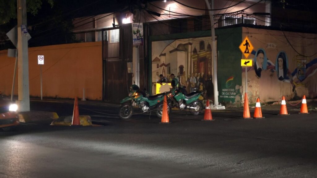 Las autoridades bloquean varias vías alrededor del Olímpico por el juego de fútbol de RD y Haití Algunas calles permanecen con el paso vehicular cerrado. (Duanny Núñez/HOY).