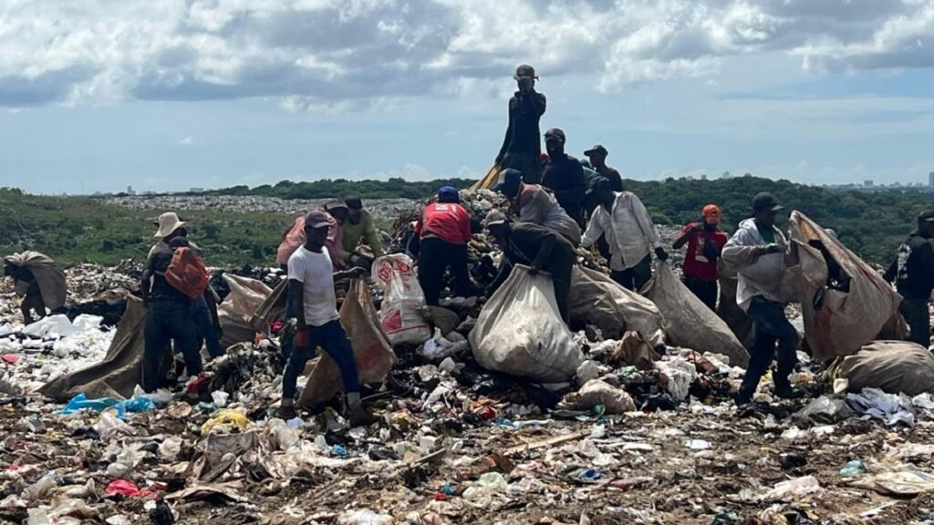 Los buzos buscan en montañas de basura sumergidos entre la insalubridad y la miseria cualquier cosa que puedan vender. Su acción para ganarse el sustento es de importa vital para el medioambiente.