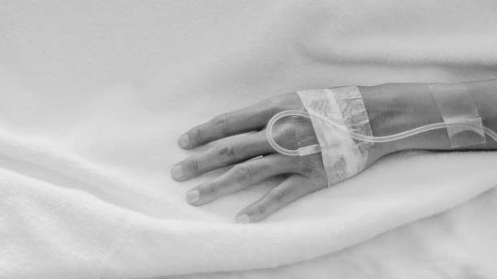 Niño de 13 años herido con arma blanca por padrastro permanece "muy grave": doctora detalla historial clínico