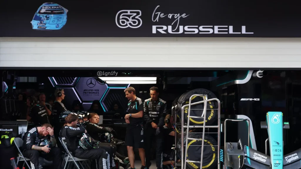 Russell recibirá una penalización en la unidad de potencia en el Gran Premio de Singapur Miembros del equipo Mercedes del piloto británico George Russell reaccionan durante en el garaje durante el Gran Premio de Bahéin, el pasado domingo.